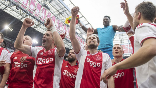 Pemain Ajax Amsterdam merayakan kemenangan