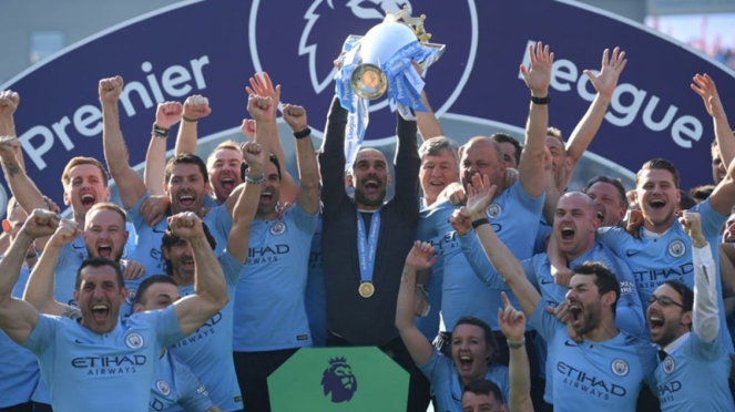 Manajer Manchester City, Pep Guardiola bersama pemain merayakan gelar juara