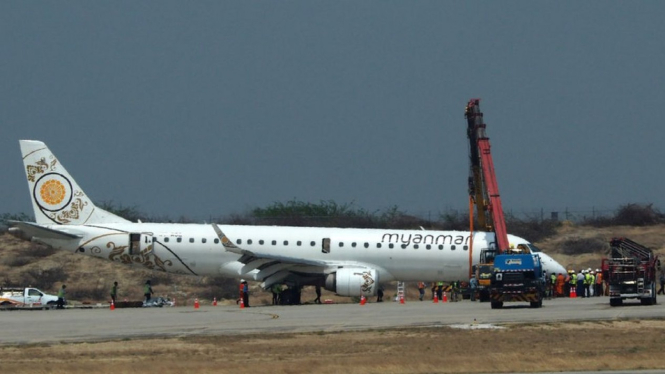 Pesawat Myanmar yang membawa 89 penumpang dan awak melakukan pendaratan darurat di bandar udara Mandalay.-AFP