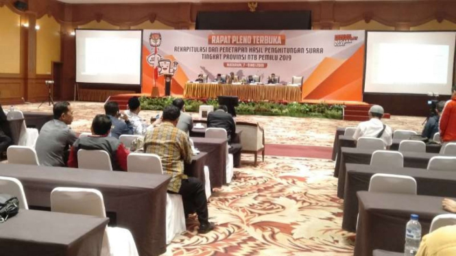 Rapat pleno rekapitulasi suara pemilu di kantor KPU Nusa Tenggara Barat di Mataram, Senin dini hari, 13 Mei 2019.