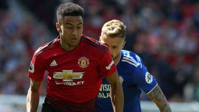 Gelandang Manchester United, Jesse Lingard, dalam laga melawan Cardiff City