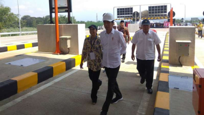 Presiden Joko Widodo  resmikan Tol Malang-Pandaan. 