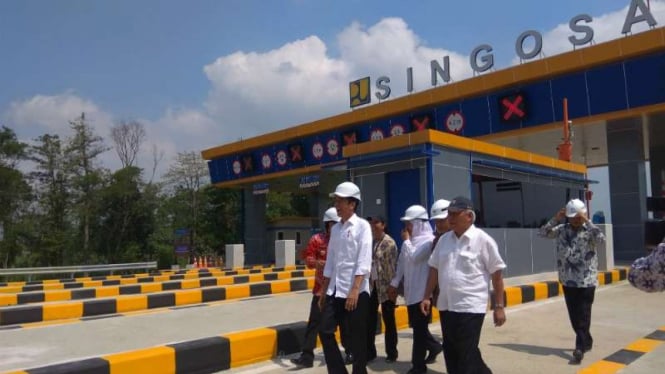Presiden Joko Widodo meresmikan operasional Tol Malang-Pandaan di Malang, Jawa Timur, pada Senin, 13 Mei 2019.