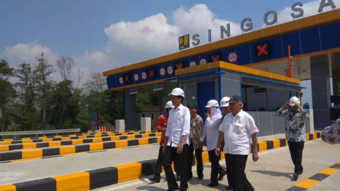 Presiden Joko Widodo meresmikan operasional Tol Malang-Pandaan di Malang, Jawa Timur, pada Senin, 13 Mei 2019.