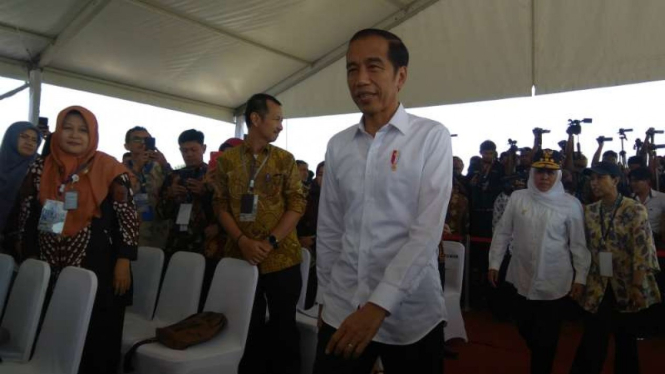 Presiden Joko Widodo usai meresmikan operasional Tol Malang-Pandaan di Malang, Jawa Timur, pada Senin, 13 Mei 2019.