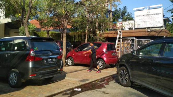 Jozua Poli dan GKI di Raya Diponegoro Surabaya. 