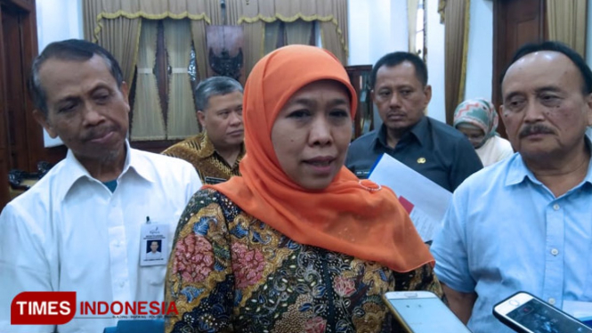 Gubernur Jawa Timur, Dra. Hj Khofifah Indar Parawansa sesaat setelah rapat bersama pengurus BPWS di Gedung Negara Grahadi Surabaya, senin,13/5/2019(FOTO: Nasrullah/TIMES Indonesia)