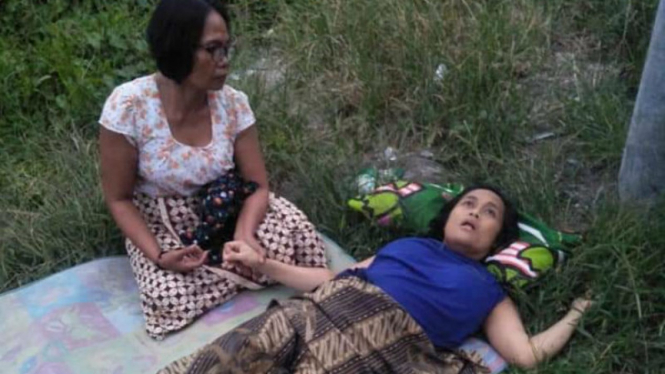 Seorang ibu melahirkan di lapangan daerah Bali