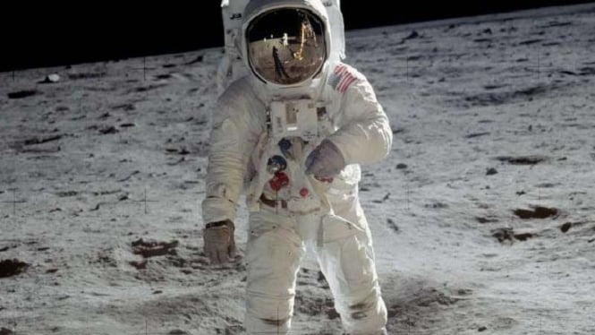 Astronaut Buzz Aldrin ketika mendarat di Bulan.