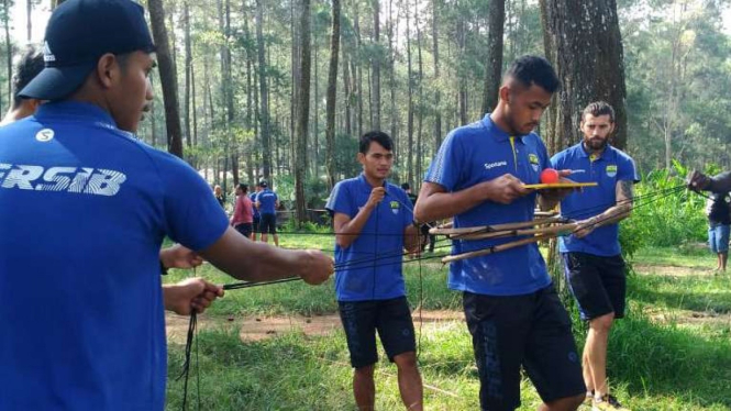 Pemain Persib Bandung menggelar outbond.