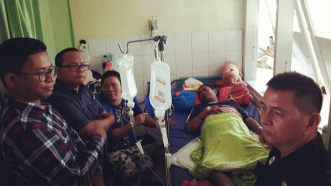 Lesman Sahoa, petugas Panitia Pengawas Pemilu Kelurahan Mapanget Barat, Kecamatan Mapanget, Kota Manado, Sulawesi Utara, saat dirawat di salah satu rumah sakit di Manado.