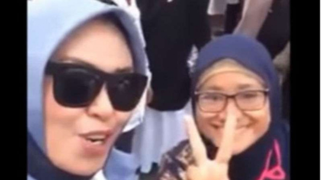 Dua wanita yang ada dalam video viral aksi unjuk rasa di Kantor Bawaslu, Jakarta, 10 Mei 2019.