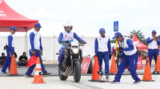  Salah satu aksi peserta pada kategori Instruktur Big Bike AHM Safety Riding. 