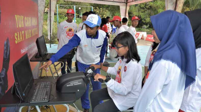 Instruktur Safety Riding Honda menjelaskan penggunaan Honda Riding Trainer (HRT)