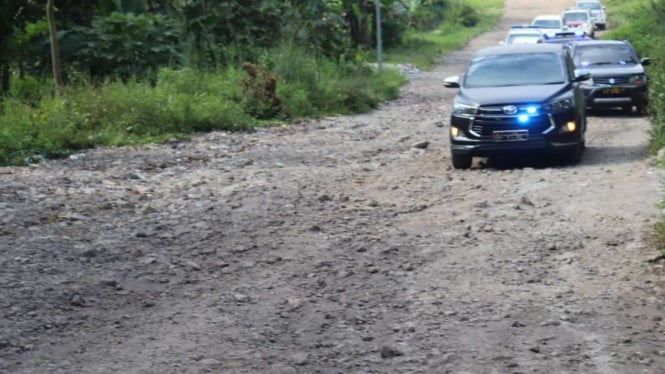 Jalur Lingkar Leles yang rusak parah jelang arus mudik Lebaran 2019.