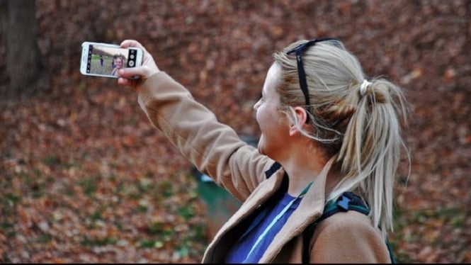 4 Trik Mudah Tampil Keren Saat Berfoto Selfie Dengan Sekali Jepret