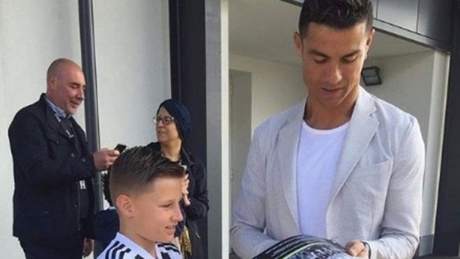 Cristiano Ronaldo memberi tanda tangan untuk Joseph