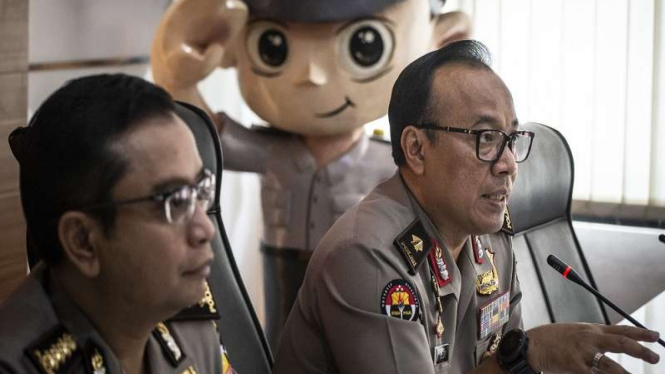 Kepala Biro Penerangan Masyarakat Divisi Humas Polri, Brigadir Jenderal Polisi Dedi Prasetyo (kanan).  
