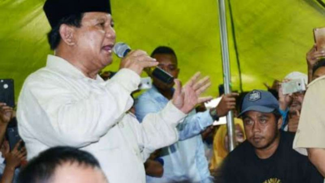 Prabowo Subianto saat kunjungi pengungsi gempa di Lombok Barat, NTB.