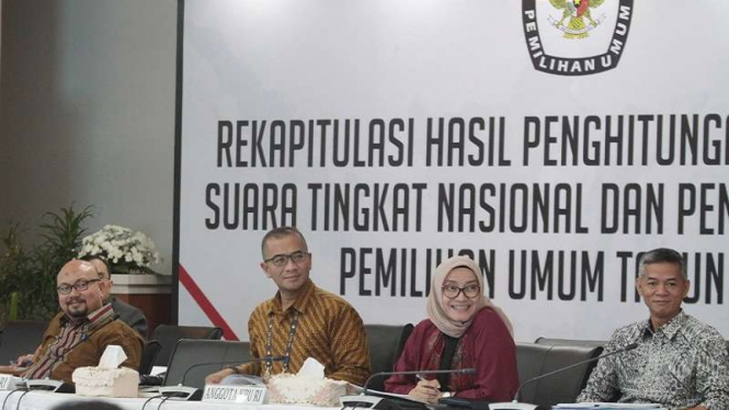 Komisioner KPU menghadiri Rapat Rekapitulasi Nasional hasil Pemilu 2019 