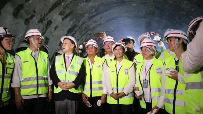 Menteri BUMN Rini Soemarno meninjau proyek pembangunan Kereta Cepat 