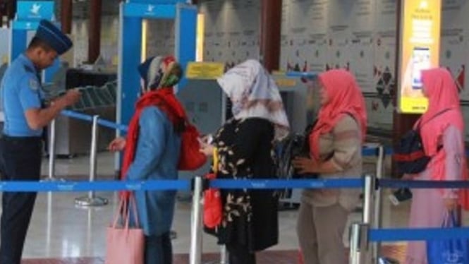 Petugas memeriksa tiket pesawat penumpang di Low Cost Carrier Terminal (LCCT) atau Terminal khusus penerbangan maskapai berbiaya rendah usai peresmian operasionalnya di Terminal 2 F Bandara Soekarno Hatta, Tangerang, Banten. - ANTARA FOTO/Muhammad Iqbal
