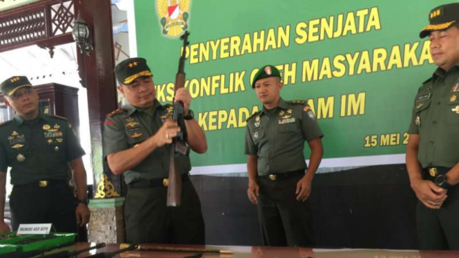 Pangdam Iskandar Muda Mayjen TNI Teguh Arief memeriksa kondisi senjata api