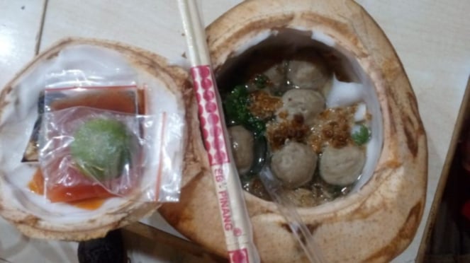 Bakso di dalam buah kelapa