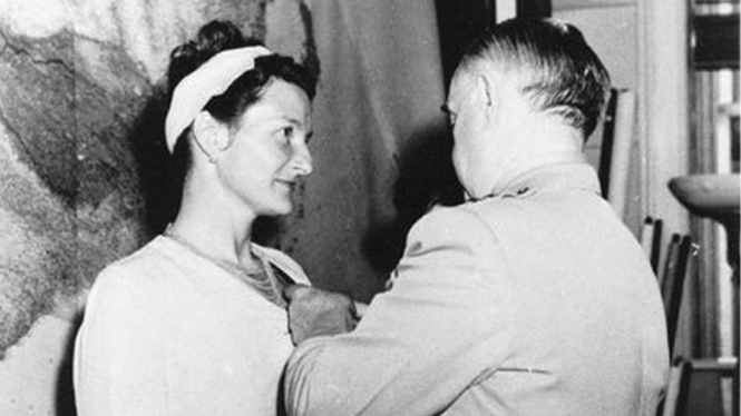 Virginia Hall menjadi satu-satunya perempuan sipil yang diberi penghargaan Distinguished Service Cross untuk tugasnya selama Perang Dunia Kedua - CIA