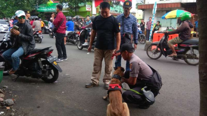Polisi bersama seekor anjing pelacak menelusuri jejak tersangka pemutilasi wanita di sekitar lingkungan Pasar Besar, Kota Malang, Jawa Timur, Rabu, 15 Mei 2019.