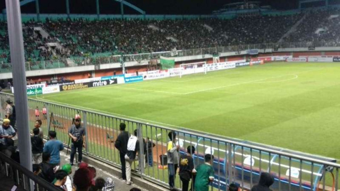 Suasana tribun Stadion Maguwoharjo pasca ricuh di laga PSS Sleman vs Arema FC