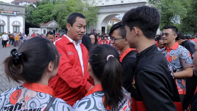 Wali Kota Semarang Hendi menyalami atlet POPDA Kota Semarang.