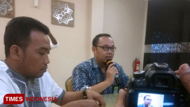 Comrel Section head MOR V, Galih Aji Wahada berdampingan dengan Khoirul Huda Ketua Ronggolawe Pers Solidarity saat buka puasa bersama awak media di Tuban Bumi Wali, Rabu (15/05/2019) (Foto: Safuwan TIMESIndonesia)