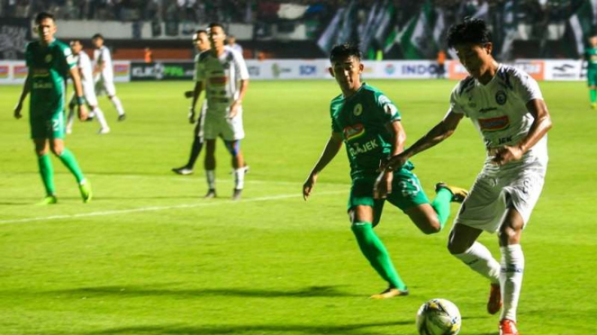 Duel PSS Sleman vs Arema FC.