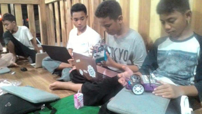 Siswa IDN Boarding School bikin robot smarthome