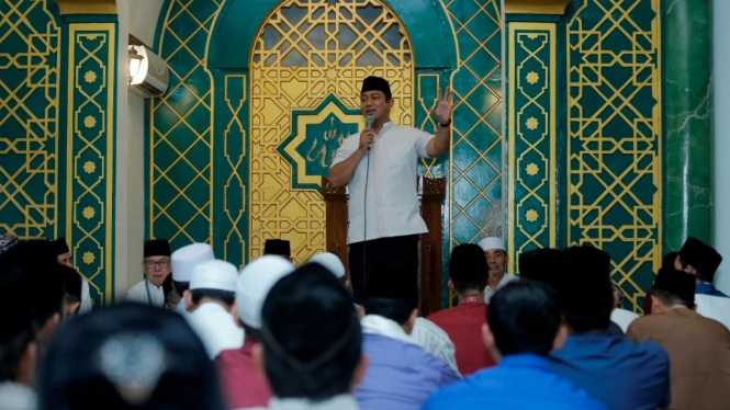 Hendi saat Tarawih Keliling di Masjid Daarul Arqom Pusponjolo Tengah.