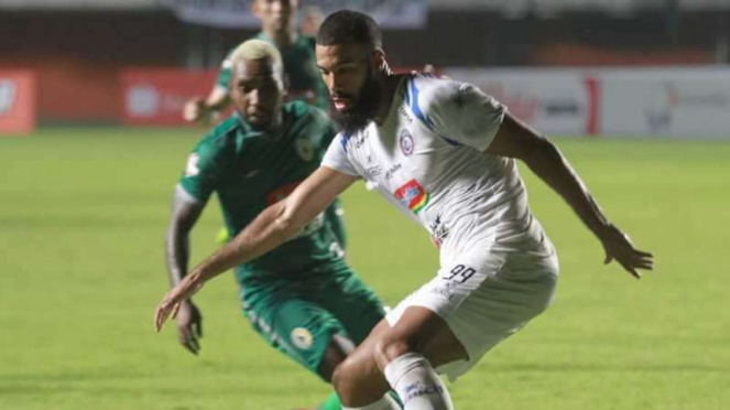 Penyerang Arema FC, Sylvano Comvalius, dalam laga melawan PSS Sleman