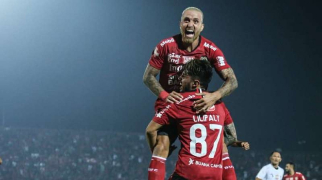 Bintang Bali United, Paulo Sergio, merayakan gol