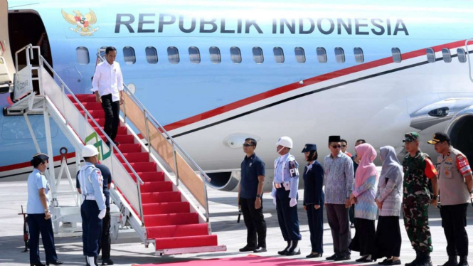 Dok. Presiden Joko Widodo tiba di NTB dengan pesawat Indonesia-1.