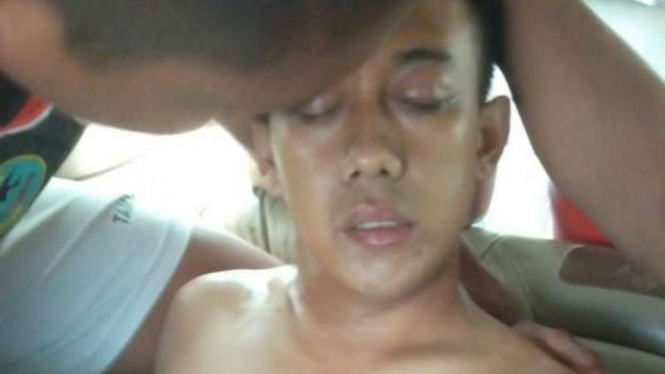 Praka Yudha Agnie, anggota Komando Daerah Militer V/Brawijaya, pingsan saat jaga kotak suara di Markas Kepolisian Sektor Kenjeran, Kota Surabaya.