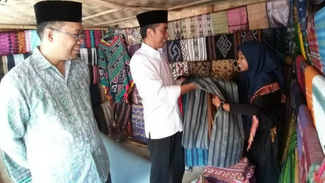 Jokowi mengunjungi kios kain tenun di Lombok, Jumat, 17 Mei 2019.