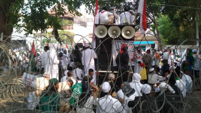 Massa FUI berdemonstrasi di kantor Bawaslu Jawa Timur, Surabaya, pada Jumat, 17 