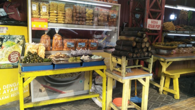 Pedagang kuliner Minang di Jalan Kramat Raya