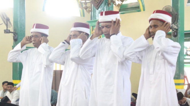 Empat muazin mengumandangkan azan di Masjid Kesultanan Ternate