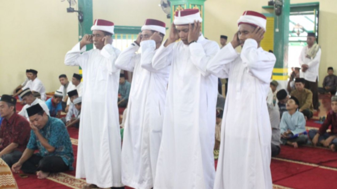 Empat muazin mengumandangkan azan di Masjid Kesultanan Ternate
