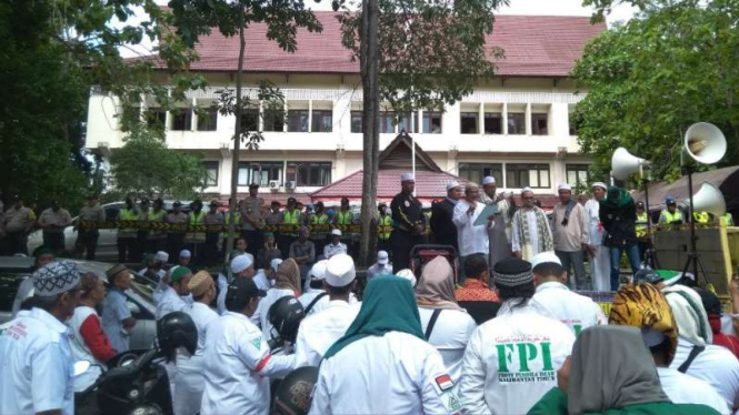 Pendukung Prabowo-Sandi menggelar aksi di depan kantor Bawaslu Kalimantan Timur