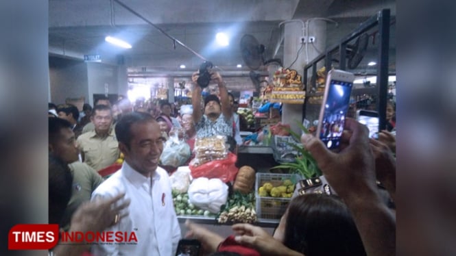 Presiden Jokowi saat mengunjungi Pasar Badung Bali, Sabtu (18/5/2019). (FOTO: Khadafi/TIMES Indonesia)