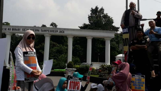 Sejumlah elemen masyarakat yang tergabung dalam Forum Kedaulatan Rakyat berunjuk rasa damai di halaman Tugu Kujang, Kota Bogor, Jawa Barat, Sabtu, 18 Mei 2019.