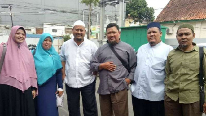 Ketua GNPF Bogor Raya Ustaz Iyus Khaerunnas Malik, bersama keluarga