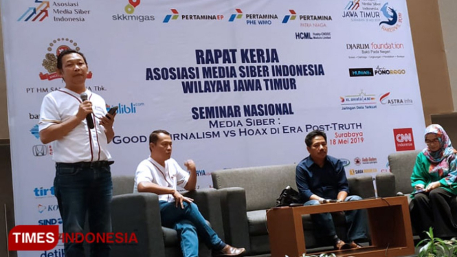 Ketua AMSI Jatim Arief Rahman memberi paparan dalam seminar nasional medi siber di Surabaya. (Foto: AMSI Jatim for TIMES Indonesia)